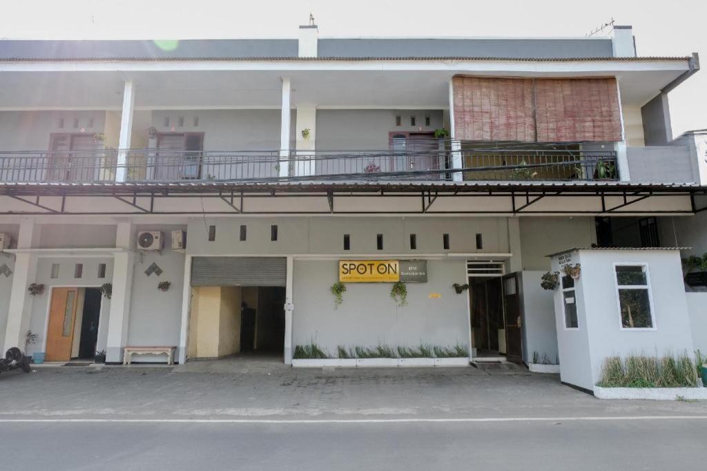 Sawojajar Inn Malang Buitenkant foto